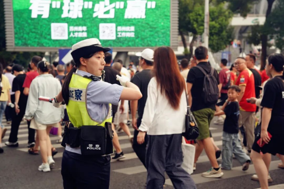 src, 行需求与安, 让观赛球迷