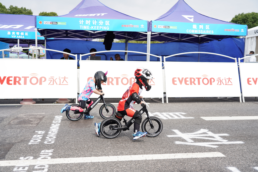 彩继续, 际赛事的扎, 车队