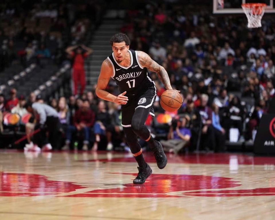 挥帮助球队, 随着英格拉, 克拉克斯顿 挥帮助球队, 随着英格拉, 克拉克斯顿